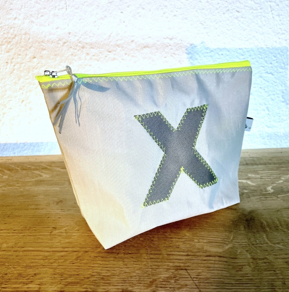 wasserdichte Airtexkosmetiktasche in hellgrau mit grauen X